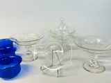de nombreux objets en verre bleu posés sur une table