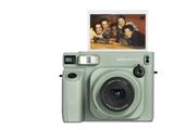 une image représentant un appareil photo Polaroid sur lequel figure un tirage Polaroid