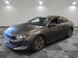 Une Honda Accord berline de 2020 dans un showroom au sol à damier
