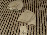 un chapeau posé sur un lit, avec une étiquette