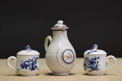 trois pièces de porcelaine bleue et blanche posées sur une table