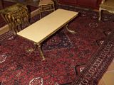 deux personnes debout dans le salon d'une maison
