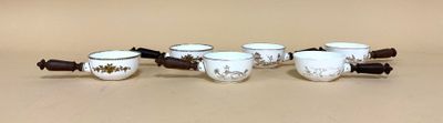 quatre tasses posées les unes à côté des autres sur une table