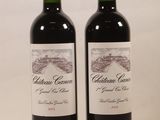 deux bouteilles de vin posées l'une à côté de l'autre sur une table