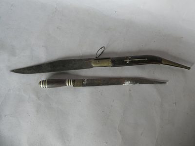 deux outils posés sur une surface blanche