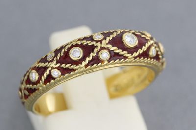 une image montrant un gros plan d'une bague sertie de diamants