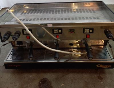 une machine à café posée par terre