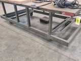 une table sur laquelle se trouvent de nombreux outils