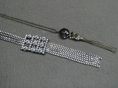 un bracelet en argent orné d'une perle noire et d'une chaîne en argent