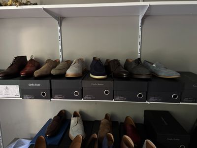 de nombreuses paires de chaussures posées sur une étagère dans un placard