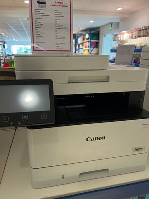 une imprimante posée sur le comptoir d'un magasin