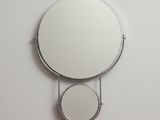 un miroir accroché au mur sur lequel sont posés deux miroirs