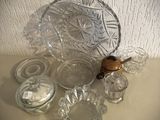 un grand nombre d'objets en verre posés sur une table