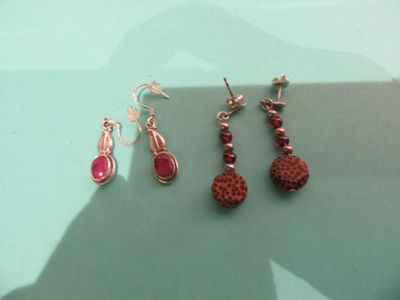 Deux Paires DE Boucles D'Oreilles Dont Argent ET Grena…