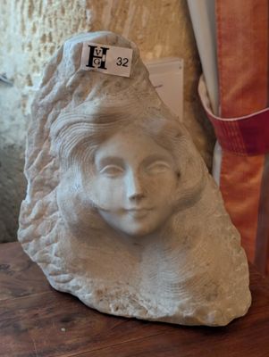 Portrait féminin bas relief en marbre signé Sofimold - H.