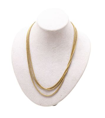 un collier en or sur un mannequin, sur fond blanc
