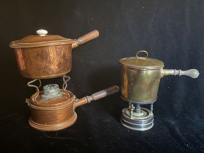 deux casseroles posées l'une à côté de l'autre sur une table