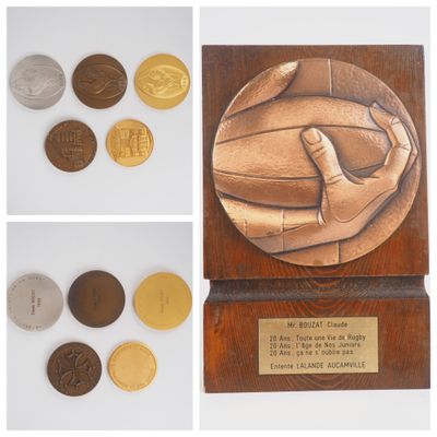 quatre images différentes d'une plaque sur laquelle figure une main tenant une pièce de monnaie