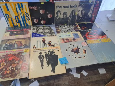 un grand nombre de disques sur une table dans une pièce