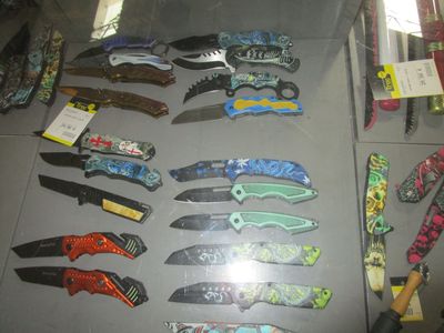 de nombreux types de couteaux exposés dans une vitrine