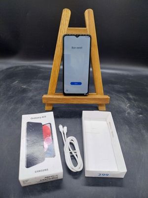 un support en bois sur lequel est posé un téléphone, à côté d'une boîte