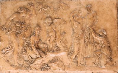 un relief représentant un groupe de personnes sur un mur