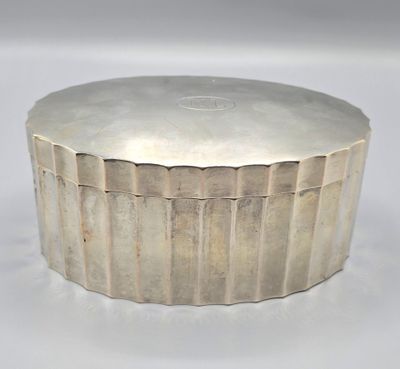 une boîte en argent posée sur une table