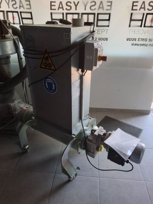 une machine posée sur le sol à côté d'un mur
