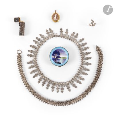une collection de bijoux comprenant un collier, un bracelet et une bague