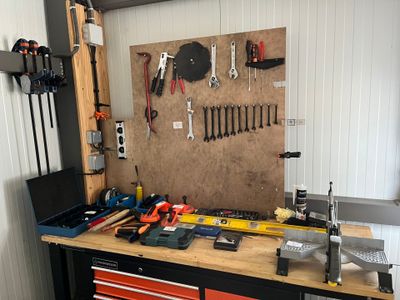 un établi avec des outils dans un garage