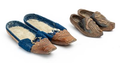 deux paires de chaussures posées l'une à côté de l'autre