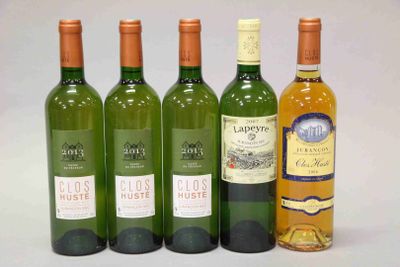 quatre bouteilles de vin sont alignées sur une table