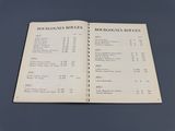 un livre ouvert sur lequel figure une liste de titres de rock 'n' roll