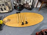 une table sur laquelle sont posés tout un tas de bâtons