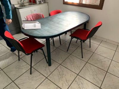 Dans la salle de pause : - 1 table de terrasse, en pvc