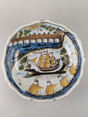 une assiette sur laquelle est représenté un bateau