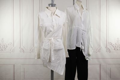 deux mannequins vêtus d'une chemise blanche et d'un pantalon noir