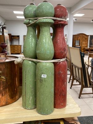 trois vases empilés les uns sur les autres sur une table