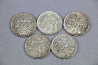 quatre pièces d'argent empilées les unes sur les autres sur une table