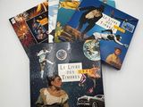 plusieurs livres pour enfants posés sur une surface blanche, avec un fond blanc