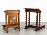 paire de tables d'appoint anciennes en chêne avec des panneaux sculptés