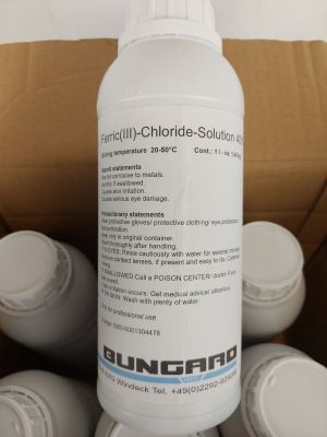 une bouteille de liquide posée sur une boîte en carton