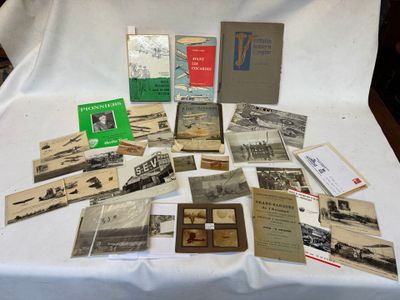 une vieille photo d'une table sur laquelle sont posés de nombreux livres anciens