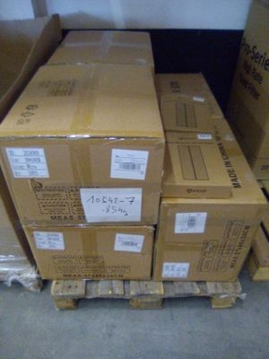 une pile de boîtes posées sur une palette dans une pièce
