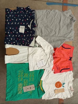 beaucoup de vêtements qui traînent sur le sol