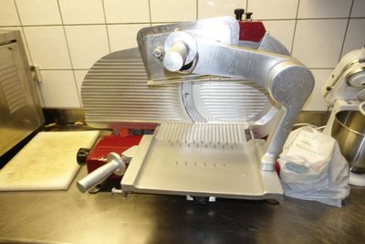 une machine posée sur le comptoir d'une cuisine