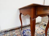 une petite table en bois surmontée d'un tiroir