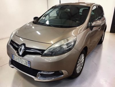 La voiture argentée est garée dans le garage de l'immeuble.