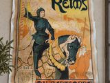 Une vieille affiche est accrochée au mur d'une pièce où se trouve une plante.