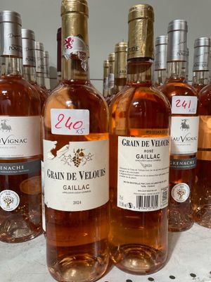 plusieurs bouteilles de vin sont alignées sur une table